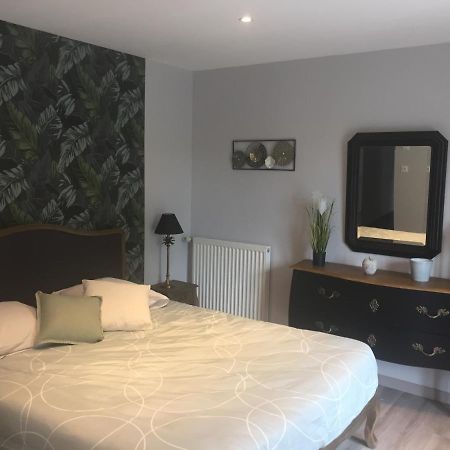 Bed and Breakfast Cote Jardin Des Charmilles Quettehou Екстер'єр фото