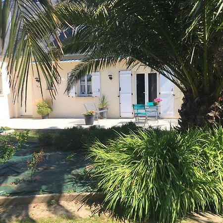 Bed and Breakfast Cote Jardin Des Charmilles Quettehou Екстер'єр фото