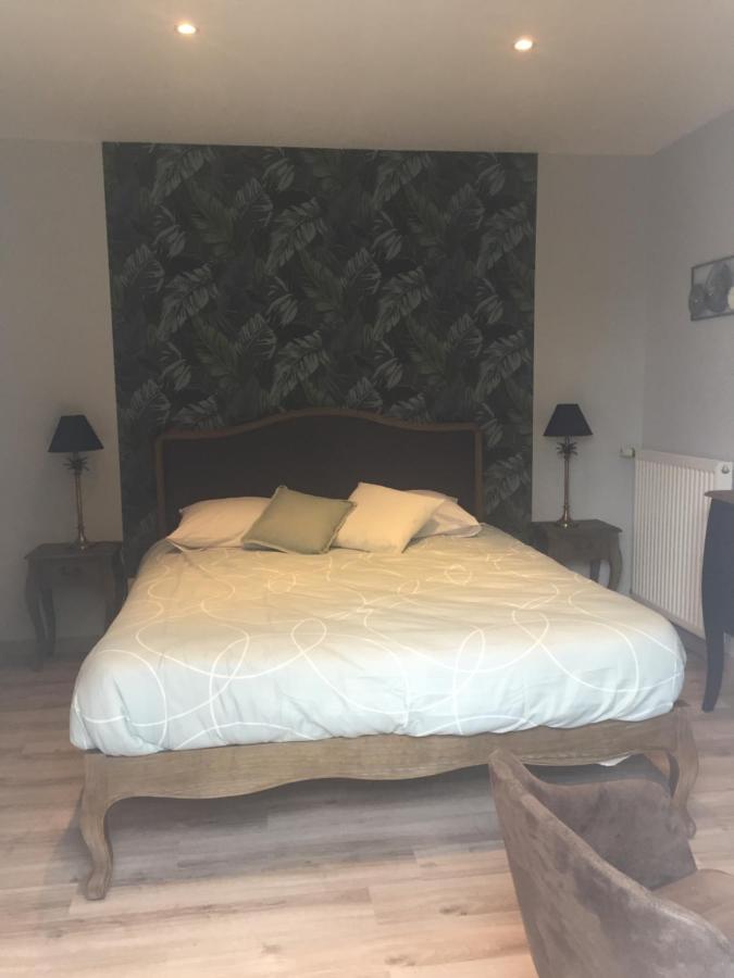 Bed and Breakfast Cote Jardin Des Charmilles Quettehou Екстер'єр фото