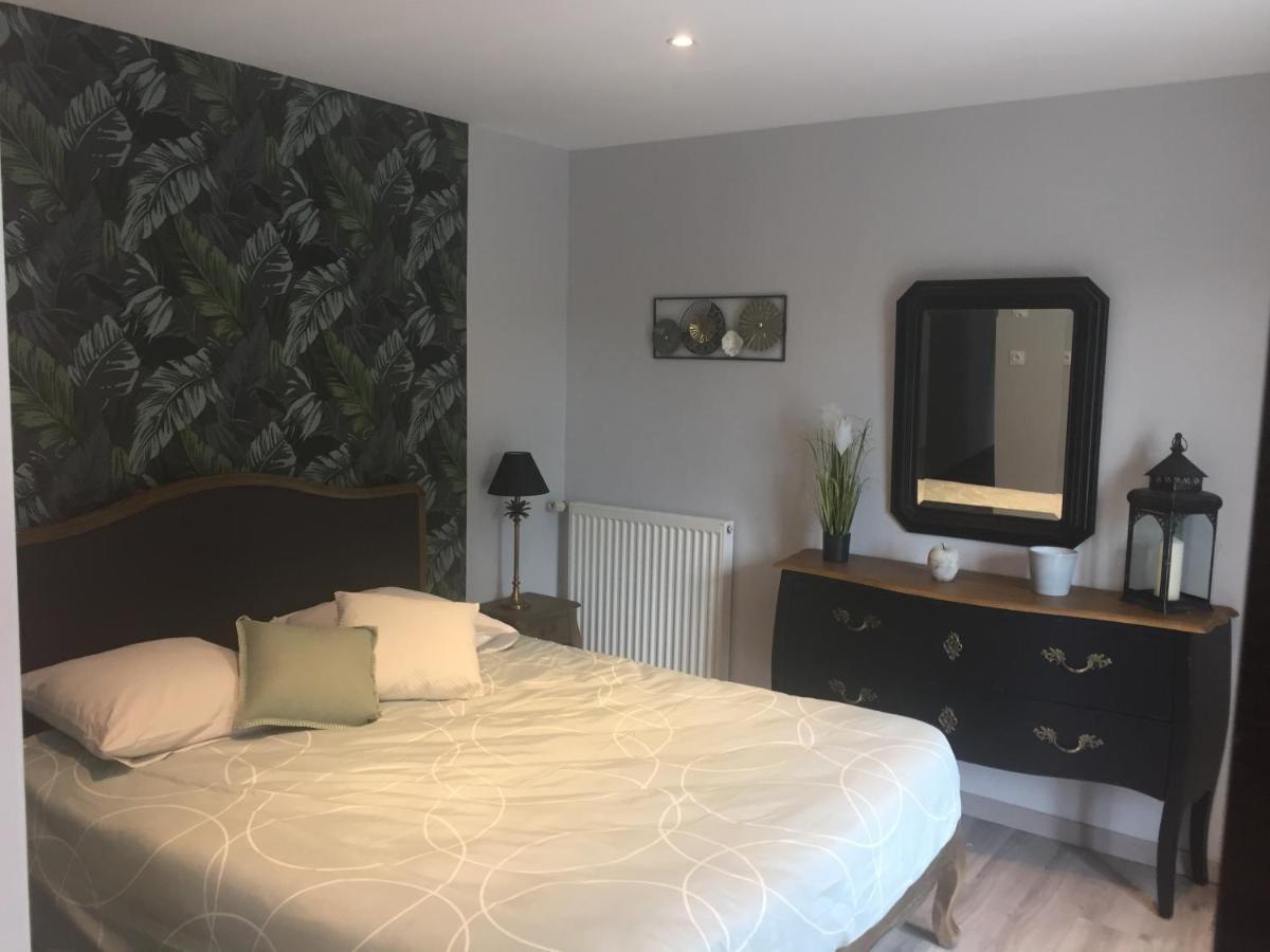 Bed and Breakfast Cote Jardin Des Charmilles Quettehou Екстер'єр фото