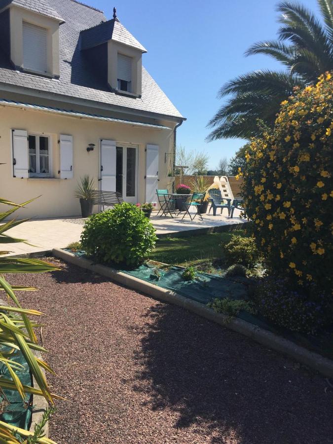 Bed and Breakfast Cote Jardin Des Charmilles Quettehou Екстер'єр фото