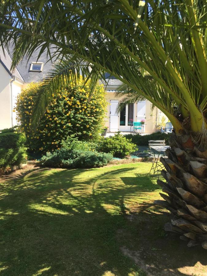 Bed and Breakfast Cote Jardin Des Charmilles Quettehou Екстер'єр фото